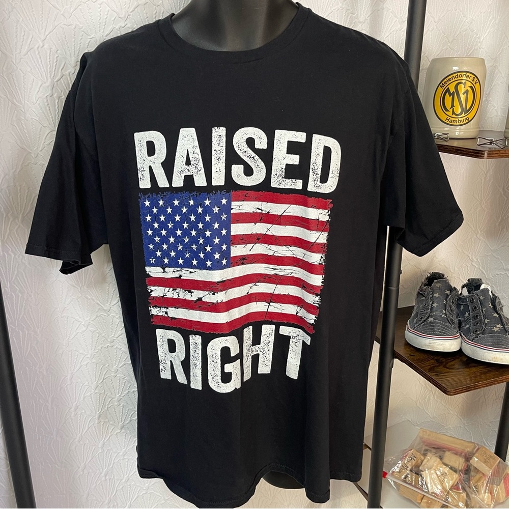 RAISED RIGHT 🇺🇸  T-shirt.                                                 T005